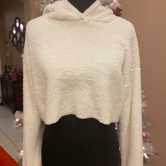 SHEIN | Tops | Fluffy White Cropped 